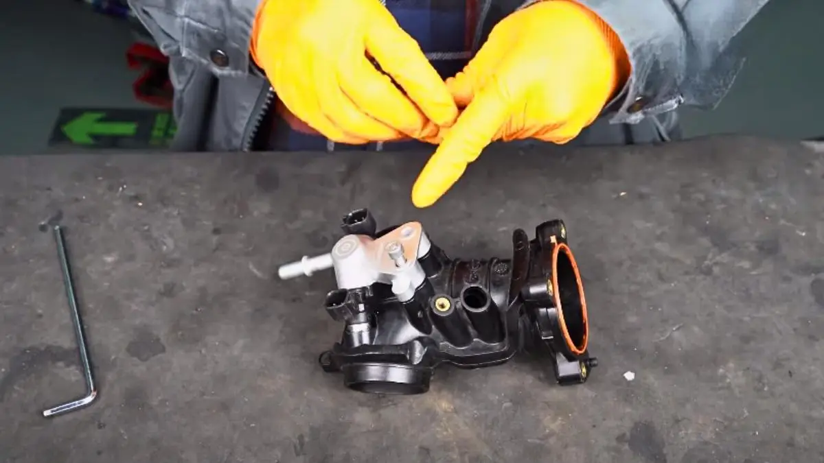 How to Replace Fuel Injectors on Harley Davidson MotorBike Dude